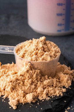 Çikolatalı süt proteini. Kas gelişimi için destekleyici besin