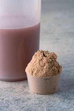 Çikolatalı süt proteini. Kas gelişimi için destekleyici besin