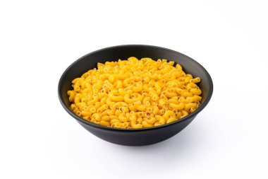 Beyaz arka plan üzerinde ham makarna makarna