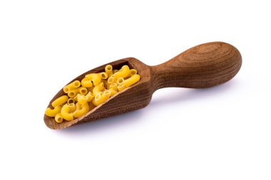 Beyaz arka plan üzerinde ham makarna makarna