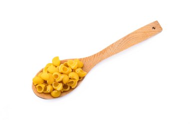 Beyaz arkaplanda çiğ boru rigat makarna