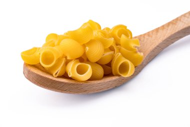 Beyaz arkaplanda çiğ boru rigat makarna