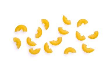 Beyaz arka plan üzerinde ham makarna makarna