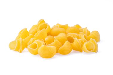 Beyaz arkaplanda çiğ boru rigat makarna