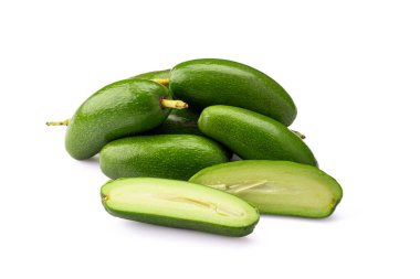 Beyaz arka planda olgun çekirdeksiz mini avokado