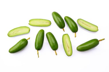 Beyaz arka planda olgun çekirdeksiz mini avokado