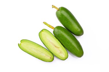 Beyaz arka planda olgun çekirdeksiz mini avokado