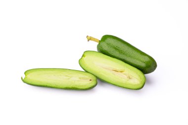 Beyaz arka planda olgun çekirdeksiz mini avokado