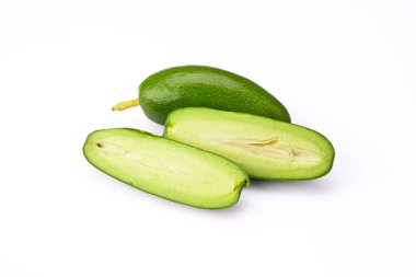 Beyaz arka planda olgun çekirdeksiz mini avokado