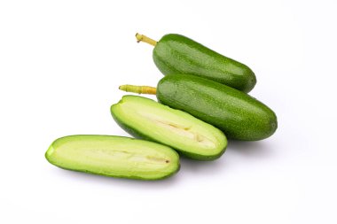 Beyaz arka planda olgun çekirdeksiz mini avokado