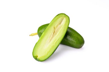 Beyaz arka planda olgun çekirdeksiz mini avokado