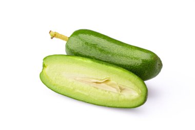 Beyaz arka planda olgun çekirdeksiz mini avokado