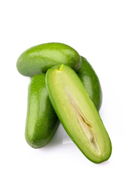Beyaz arka planda olgun çekirdeksiz mini avokado