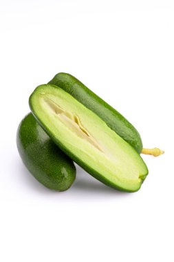 Beyaz arka planda olgun çekirdeksiz mini avokado