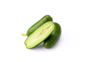 Beyaz arka planda olgun çekirdeksiz mini avokado