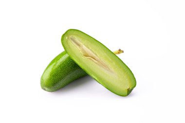 Beyaz arka planda olgun çekirdeksiz mini avokado