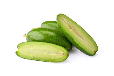 Beyaz arka planda olgun çekirdeksiz mini avokado