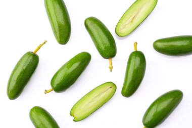 Beyaz arka planda olgun çekirdeksiz mini avokado