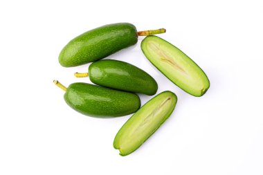 Beyaz arka planda olgun çekirdeksiz mini avokado