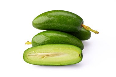 Beyaz arka planda olgun çekirdeksiz mini avokado