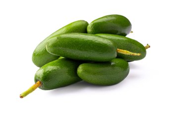 Beyaz arka planda olgun çekirdeksiz mini avokado