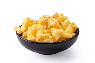 Beyaz arka planda bir kasede lezzetli peynirli makarna.