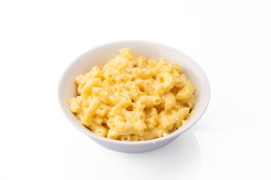 Beyaz arka planda bir kasede lezzetli peynirli makarna.