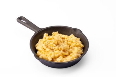 Beyaz arka planda lezzetli peynirli makarna.