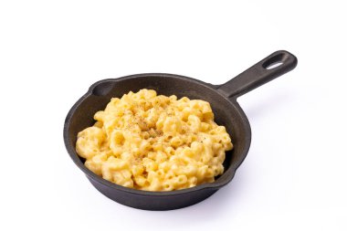 Beyaz arka planda lezzetli peynirli makarna.