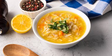 Eski bir taş masada servis edilen nohutlu lezzetli tavuk çorbası..