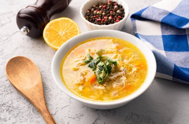 Eski bir taş masada servis edilen nohutlu lezzetli tavuk çorbası..