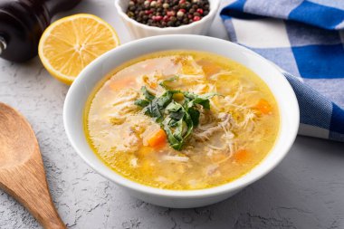 Eski bir taş masada servis edilen nohutlu lezzetli tavuk çorbası..