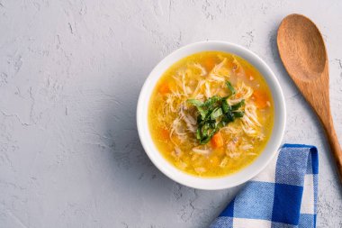 Eski bir taş masada servis edilen nohutlu lezzetli tavuk çorbası..