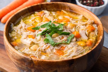 Eski bir taş masada servis edilen nohutlu lezzetli tavuk çorbası..