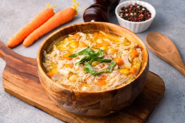 Eski bir taş masada servis edilen nohutlu lezzetli tavuk çorbası..