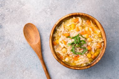 Eski bir taş masada servis edilen nohutlu lezzetli tavuk çorbası..