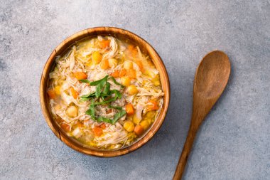 Eski bir taş masada servis edilen nohutlu lezzetli tavuk çorbası..