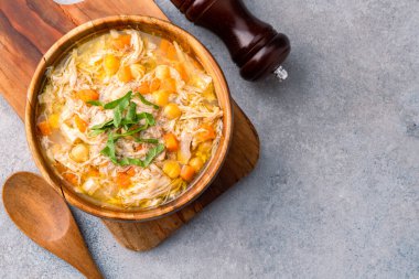 Eski bir taş masada servis edilen nohutlu lezzetli tavuk çorbası..