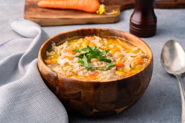 Eski bir taş masada servis edilen nohutlu lezzetli tavuk çorbası..