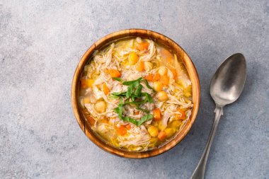 Eski bir taş masada servis edilen nohutlu lezzetli tavuk çorbası..