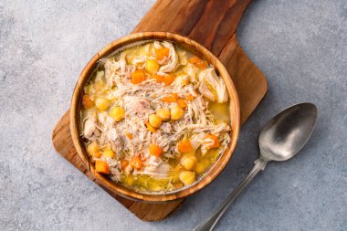 Eski bir taş masada servis edilen nohutlu lezzetli tavuk çorbası..