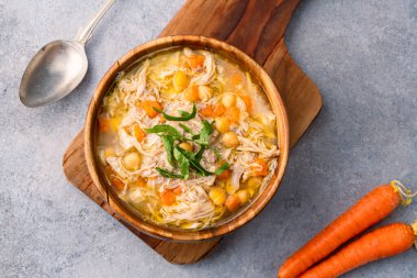 Eski bir taş masada servis edilen nohutlu lezzetli tavuk çorbası..