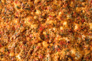 Siyah taş arka planda büyük boy lahmacun.