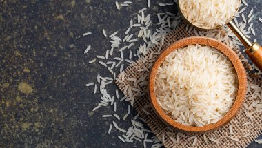 Beyaz pirinç dolu bir kase, siyah taştan bir arka planda