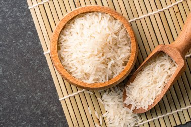 Beyaz pirinç dolu bir kase, siyah taştan bir arka planda