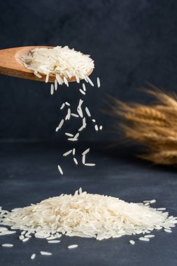 Yığının üzerine düşen beyaz pirinç taneleri