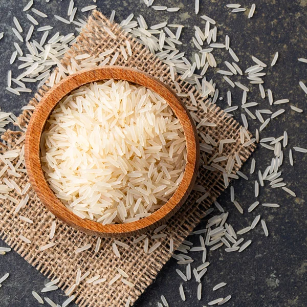 Beyaz pirinç dolu bir kase, siyah taştan bir arka planda