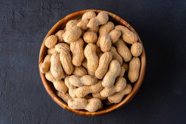 Kavrulmuş ve tuzlu fıstıklar siyah taş arka planda