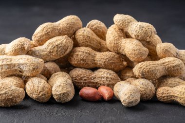 Kavrulmuş ve tuzlu fıstıklar siyah taş arka planda