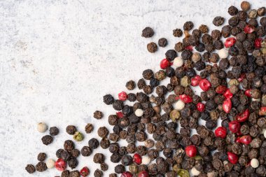 Beyaz taş masada karışık biberler.